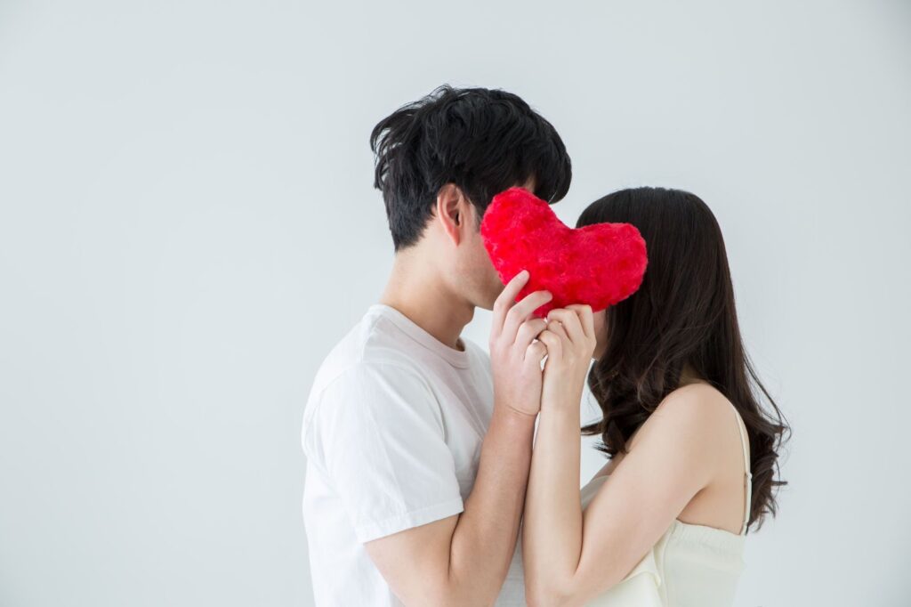 レンタル彼女でキスは要求される？安心して働くためのサービスガイド