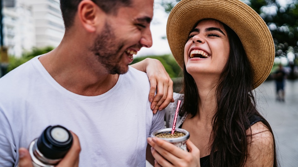 レンタル彼女とスキンシップをしている男性

